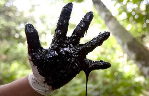 mano_sucio_petroleo_chevron_-_amazonwatch.jpg