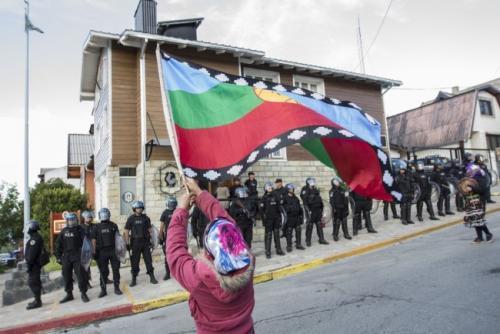 mapuches_policias_custom.jpg