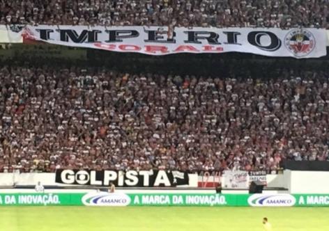 Torcedores do Santa Cruz exibem faixa contra a Globo em partida pela Copa do Nordeste   Foto: Anízio Silva monopolio golpista