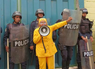 Foto: Giorgio Trucchi | Rel UITA muijer con policias trucchi