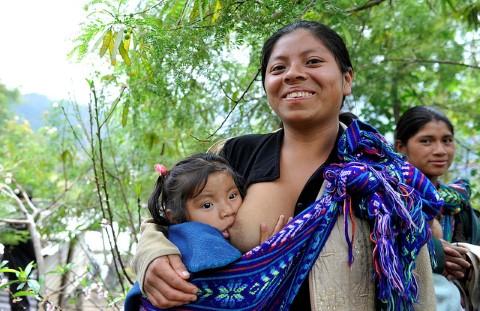 Foto: Oxfam México mujer indigena con nina mobile