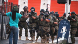 Foto: Telesur twitter mujer negra policias telesur mobile custom