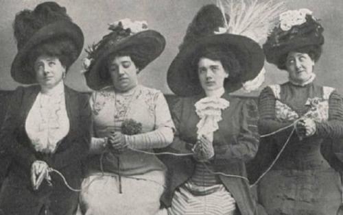  mujeres atadas con sombrero
