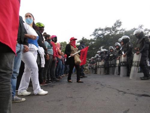 mujeres_enfrentando_represion_custom.jpg