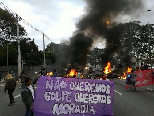 En defensa de la democracia y por más derechos. Foto: MTST nao queremos golpe