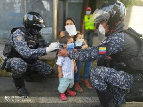 nino, policia, venezuela.jpg