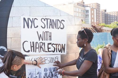Foto: Wikimedia nyc stands with charleston vigil and rally 22nd june 2015 wikimedia Foto: Wikimedia nyc stands with charleston vigil and rally 22nd june 2015 wikimedia