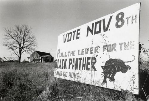 Cartel en el Estado del sur, Alabama, llama la población a votar y remite a los orígenes de los Panteras Negras. Foto: Bob Fletcher/Smithsonian Museum ocultan informacion