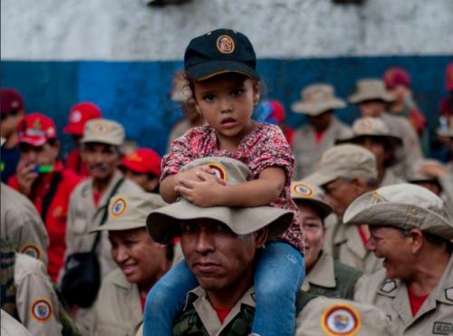 padre_y_nino_en_manifestacion_chavista.jpg padre_y_nino_en_manifestacion_chavista.jpg