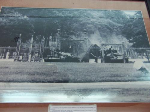 Foto: Wikipedia picture of north vietnamese t 54as or type 59s storming the independence palace   wikipedia