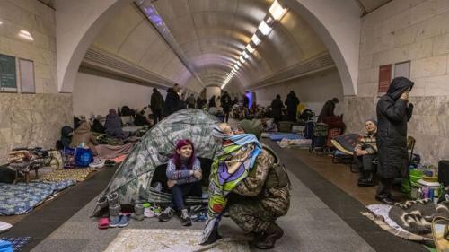 poblacion-ucraniana-refugiada-metro-kiev_1661544755_153014341_667x375.jpg