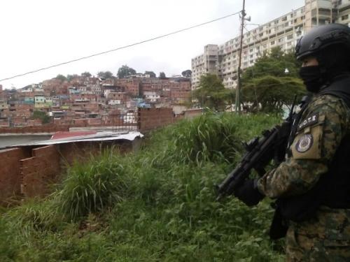 policia_barrios_custom.jpg policia_barrios_custom.jpg