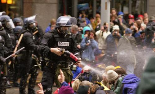 policias_manifestantes.jpg