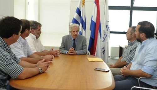 presidente_vasquez_con_productores_rurales.jpg presidente_vasquez_con_productores_rurales.jpg
