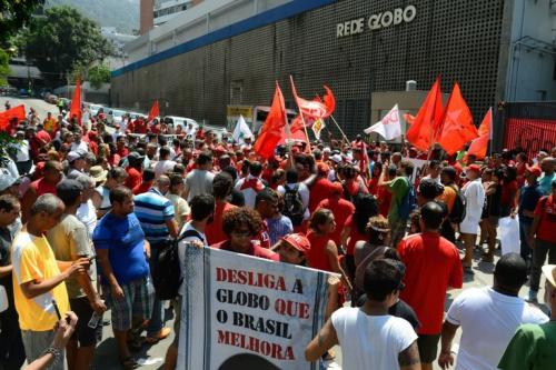 Protesto em frente à sede da Globo, no Rio, em 6 de março, em defesa de Lula   Foto:Fernando Frazão / Agência Brasil  protesta sede globo brasil