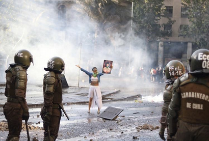 protestas_mujer_policia_chile.png