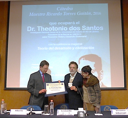 Ciudad de México, 16 de febrero del 2016. Theotonio dos Santos (centro) recibiendo diploma y medalla de parte de autoridades de la UNAM, antes de comenzar a dictar la Cátedra Maestro Ricardo Torres Gaitán reconocimiento a theotonio dos santos