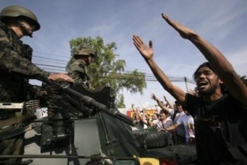 Foto: Honduras.es.serrch.yahoo.com soldados manifestante honduras