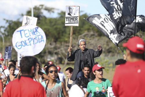 Manifestación realizada el 23/04 en el Palácio de Jaburu, en la residencia del vicepresidente Temer.  Foto: Fabio Rodrigues Pozzebom/ABR  temer golpista