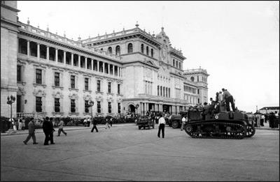 toma_del_palacio_nacional_guatemala_1944.jpg