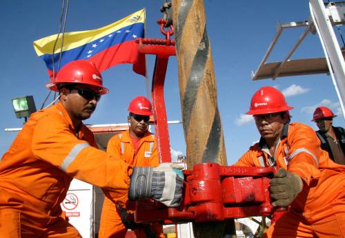 trabajadores-de-pdvsa-en-la-perforacic3b3n-de-un-pozo-petrolero.-cortesc3ada.jpg