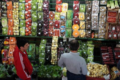 Consumidores no mercado municipal de Curitiba transgenicos