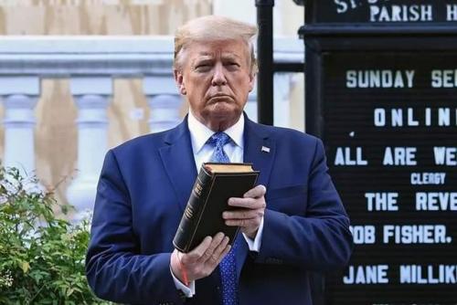 trump-religion-bible-biblia.jpg