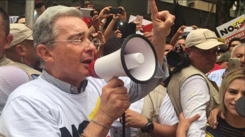 Marcha en Medellín (Álvaro Uribe, vía Twitter) uribe con megafono