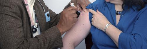 vacina-homem-negro-mulher-branca_unsplash.jpg