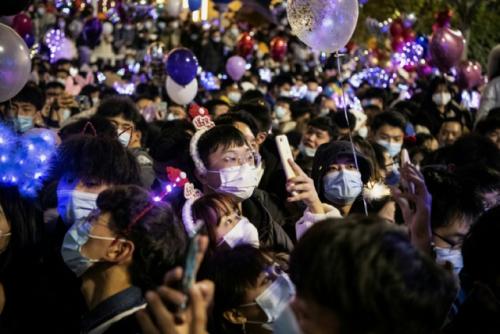 wuhan-multidao-celebra-a-virada-do-ano-afp.jpg